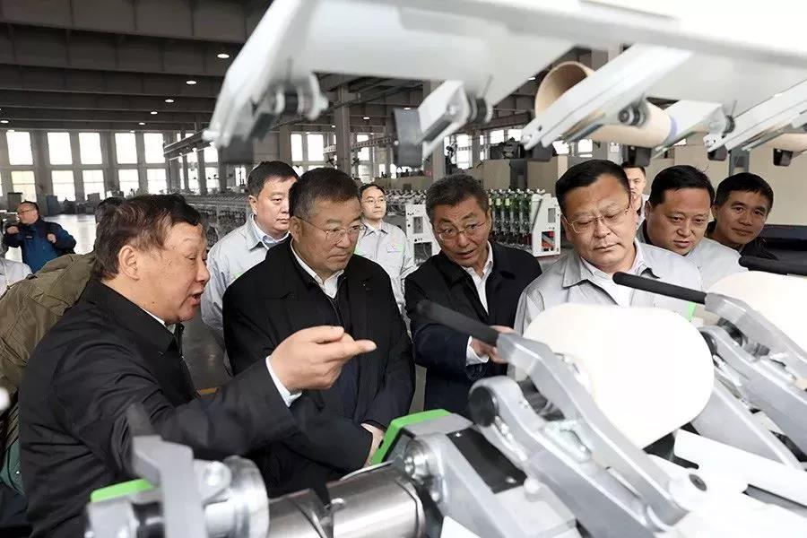 4.12稿-張曉侖一行先后參觀了青島宏大清梳設備廠、絡筒機廠、機械廠等主要生產分廠.jpg 4.12稿-張曉侖一行先后參觀了青島宏大清梳設備廠、絡筒機廠、機械廠等主要生產分廠.jpg